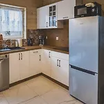 Large Home, Jacuzzi, Sauna, Salt Cave *