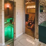 Large Home, Jacuzzi, Sauna, Salt Cave *