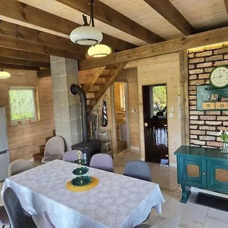 Large Home, Jacuzzi, Sauna, Salt Cave *