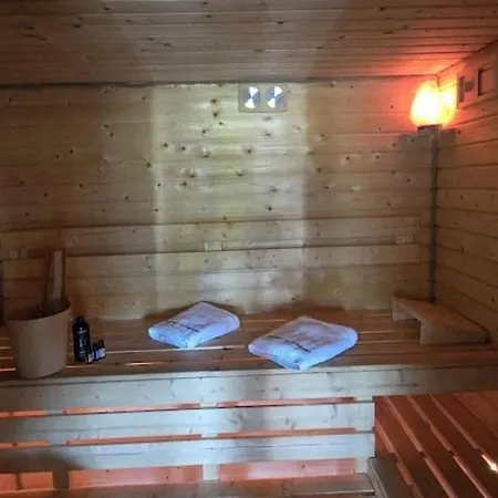 Large Home, Jacuzzi, Sauna, Salt Cave