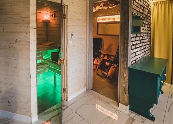 Large Home, Jacuzzi, Sauna, Salt Cave *