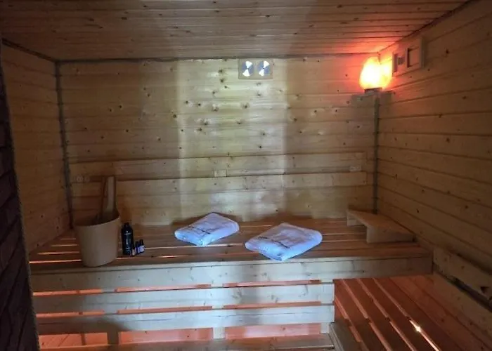 Large Home, Jacuzzi, Sauna, Salt Cave